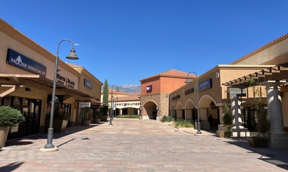 Desert Hills Premium Outlets